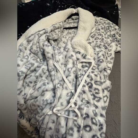 Sonoma Plush Leopard Women’s Bathrobe L NWT - Picture 9 of 11